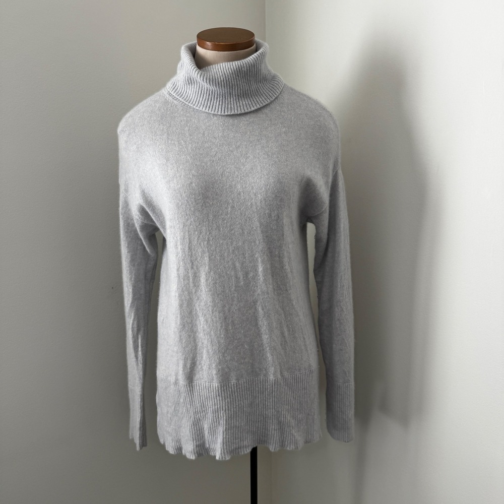 Nieman Marcus Medium 100% Cashmere Gray Turtleneck Sweater Minimalist Classic